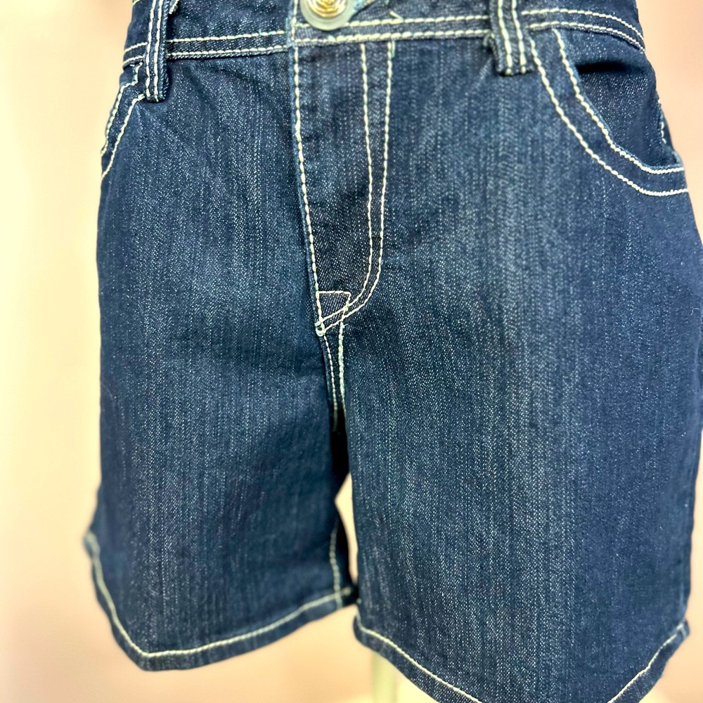 Women’s denim shorts size 12. Unsure of the brand. Excellent condition.